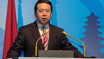 Ανατροπή στη μυστηριώδη εξαφάνιση του αρχηγού της Interpol: Ανακρίνεται από τις κινέζικες αρχές – ΤΩΡΑ