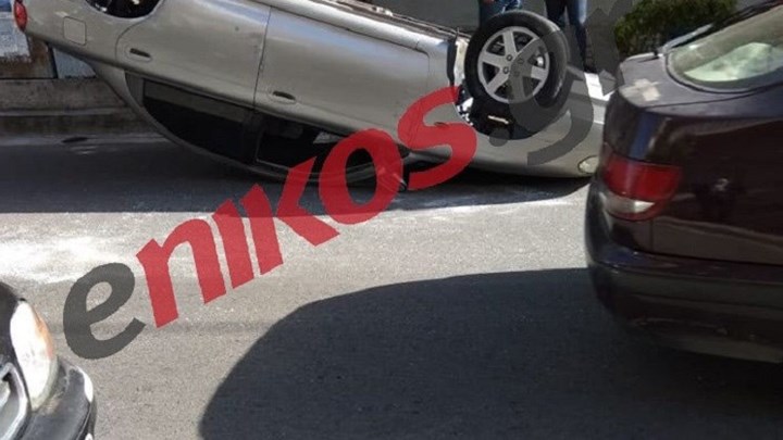 Αυτοκίνητο αναποδογύρισε στον Βύρωνα – Σοβαρά τραυματισμένος ο οδηγός – ΦΩΤΟ αναγνώστη