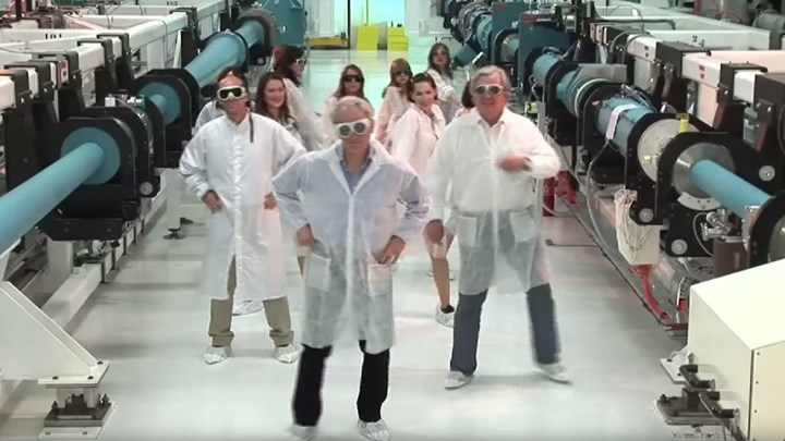 Φοβερό βίντεο με τον νομπελίστα Φυσικής – Χορεύει ρέγκε με ερευνήτριες