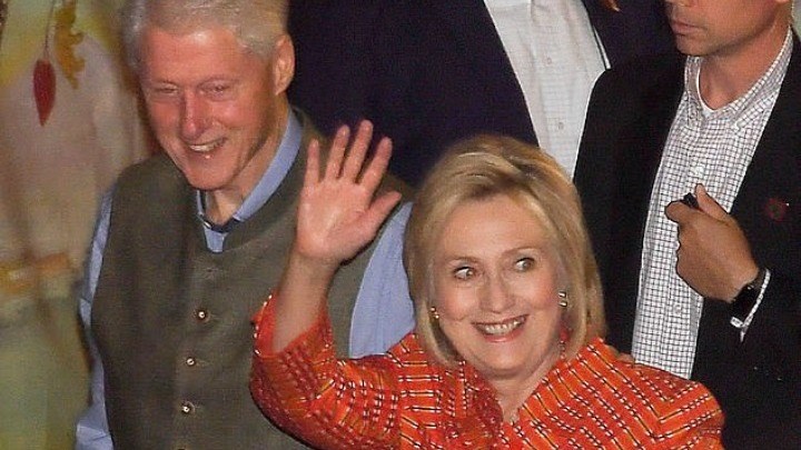 Με βερμούδα και γιλέκο ο Μπιλ Κλίντον στο Oktoberfest – ΦΩΤΟ