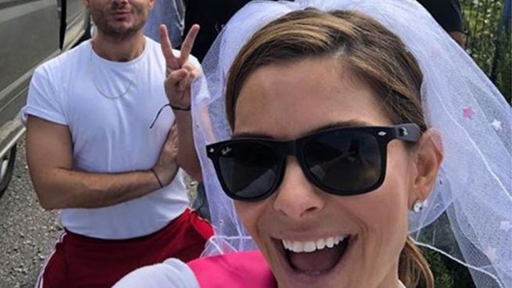 Η Μαρία Μενούνος ποζάρει με πέπλο λίγο πριν ανέβει τα σκαλιά της εκκλησίας – Βίντεο από τις προετοιμασίες