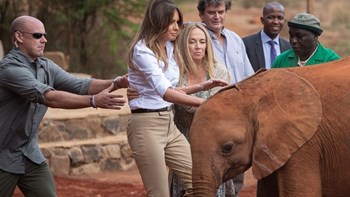 “Επίθεση” αγάπης από ελέφαντα δέχτηκε η Μελάνια Τραμπ στην Κένυα – ΒΙΝΤΕΟ