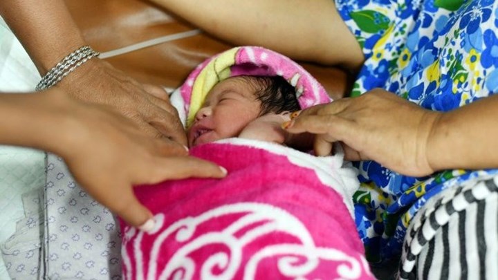Ελπίδα μέσα στην τραγωδία – Τέσσερα μωρά γεννήθηκαν σε πλωτό νοσοκομείο στην Ινδονησία – Στους 1.649 οι νεκροί – ΦΩΤΟ