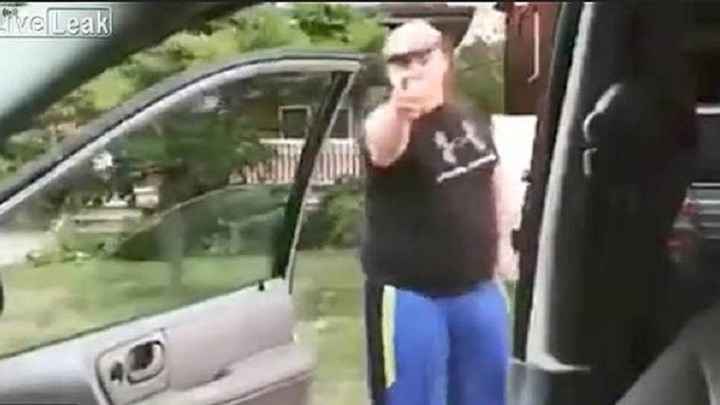 Εκνευρισμένος περαστικός έριξε μπουκέτο σε άνδρα κατά τη διάρκεια Kiki challenge – ΒΙΝΤΕΟ