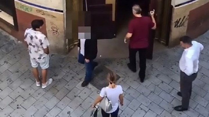 Μέθυσε, κοιμήθηκε στην τουαλέτα και το επόμενο πρωινό βγήκε με το ποτό στο χέρι – ΒΙΝΤΕΟ