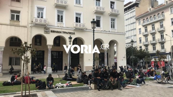 Πρόσφυγες έχουν κατασκηνώσει στην πλατεία Αριστοτέλους – ΒΙΝΤΕΟ