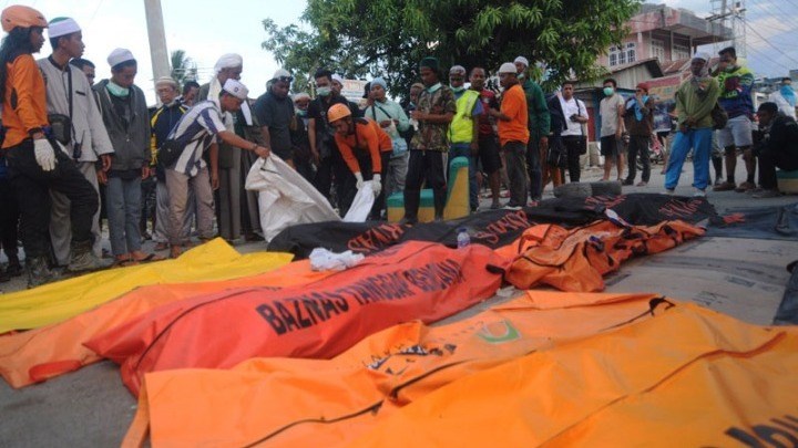 Σχεδόν 2.000 οι νεκροί και 5.000 οι αγνοούμενοι από τον φονικό σεισμό και το τσουνάμι στην Ινδονησία