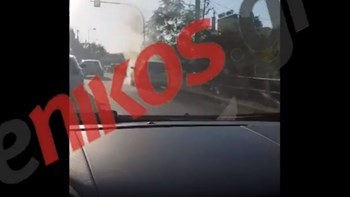 Αυτοκίνητο πήρε φωτιά στη μέση του δρόμου – ΒΙΝΤΕΟ αναγνώστη