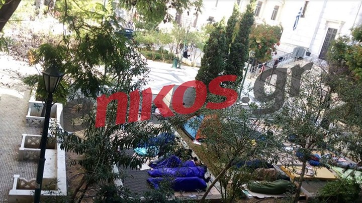 Άτυπος καταυλισμός προσφύγων η πλατεία Αγίου Κωνσταντίνου στο κέντρο της Αθήνας – ΦΩΤΟ αναγνώστη