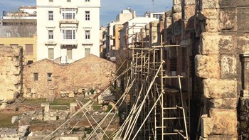 Συναγερμός στο Μοναστηράκι: Άνδρας απειλούσε να πέσει από σκαλωσιά