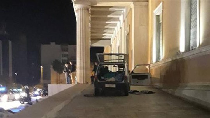 Στο 1,30 το αλκοόλ στο αίμα του οδηγού που εισέβαλε στο προαύλιο της Βουλής