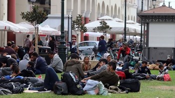 Βουλευτές ΝΔ: Ντροπή η εικόνα των μεταναστών στην πλατεία Αριστοτέλους – Αυτή η κατάσταση δεν μπορεί να συνεχιστεί