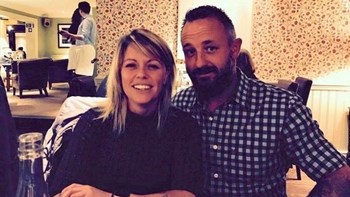 Έβγαλε τη σύντροφό του προς πώληση στο eBay και έπαθε σοκ με τις προσφορές  – ΦΩΤΟ