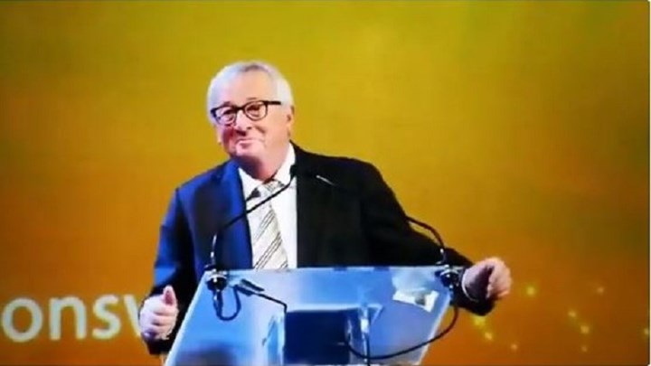 Ο Γιούνκερ κοροϊδεύει τη Μέι: Μιμείται τις χορευτικές επιδόσεις της Βρετανίδας πρωθυπουργού – ΒΙΝΤΕΟ