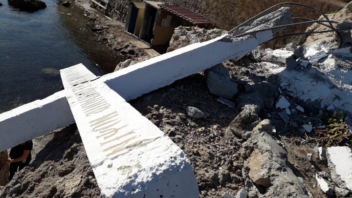 Γκρέμισαν τον μεγάλο σταυρό που είχε τοποθετηθεί στην ακτή Απελή της Μυτιλήνης – ΦΩΤΟ