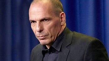 Βαρουφάκης κατά Σαλβίνι: Δεν είστε ο αντι-συστημικός που παριστάνετε – Θα μας βρείτε μπροστά σας