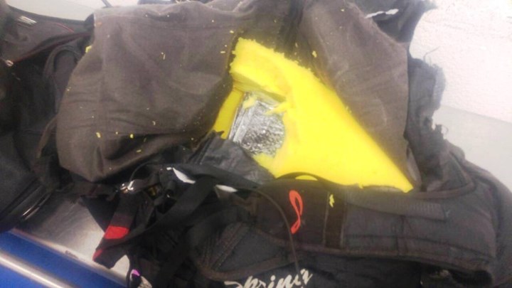 Συνελήφθη Βραζιλιάνα καλλονή στο “Ελ.Βενιζέλος” – Είχε κρύψει κοκαΐνη σε αλεξίπτωτο – ΒΙΝΤΕΟ