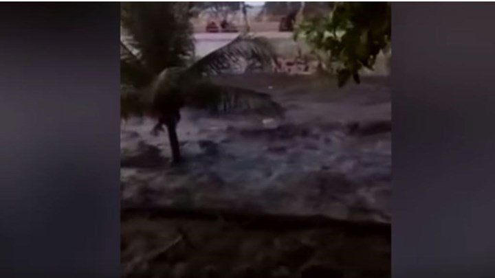 Νέο σοκαριστικό βίντεο από το τσουνάμι που «χτύπησε» την Ινδονησία