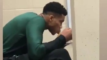 Επικό ΒΙΝΤΕΟ με τον Γιάννη Αντετοκούνμπο μέσα από τα αποδυτήρια των Μπακς