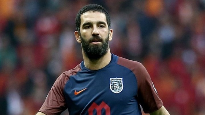 Σκάνδαλο με τον Τουράν: Έδειρε τραγουδιστή, την “έπεσε” στη σύζυγό του και πήγε στο νοσοκομείο με όπλο