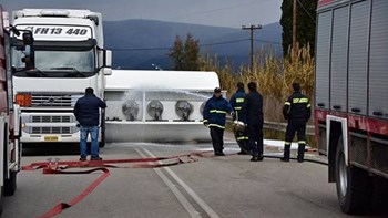 Βυτιοφόρο έπεσε από γέφυρα στο Δερβένι – Παραδόθηκε στις φλόγες ο τράκτορας