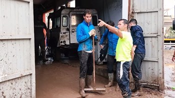Έβαλε γαλότσες και βοήθησε τους πλημμυροπαθείς ο Ραφαέλ Ναδάλ – ΒΙΝΤΕΟ