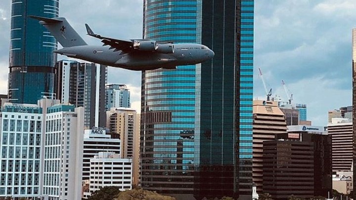 Αεροσκάφος περνάει ξυστά από κτίρια και προκαλεί τρόμο – ΒΙΝΤΕΟ