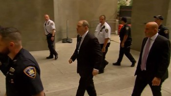 Απαλλάσσεται από μία κατηγορία σεξουαλικής παρενόχλησης ο Χάρβεϊ Γουαϊνστίν – BINTEO