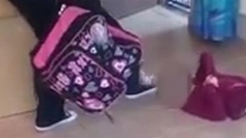 Βίντεο που σοκάρει: Νηπιαγωγός κλωτσάει στο κεφάλι παιδάκι με ειδικές ανάγκες γιατί λερώθηκε