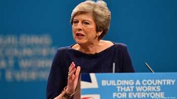 Μέι: Βρισκόμαστε κοντά σε μια ιστορική συμφωνία για το Brexit