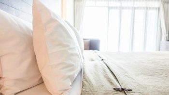 Κιτρινισμένα μαξιλάρια; Έτσι θα τα κάνετε και πάλι ολόλευκα