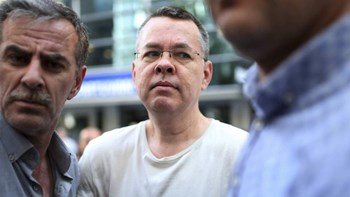 H Tουρκία απελευθερώνει τον Αμερικανό πάστορα – ΤΩΡΑ