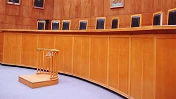Στο εδώλιο αστυνομικός και δύο φίλοι του για βιασμό δικαστή