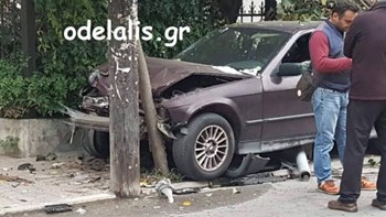 Όχημα “καβάλησε” το πεζοδρόμιο και έπεσε πάνω σε δέντρο – ΦΩΤΟ