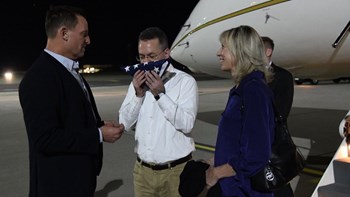 Το αεροσκάφος που μεταφέρει τον Αμερικανό πάστορα Μπράνσον προσγειώθηκε στην Γερμανία