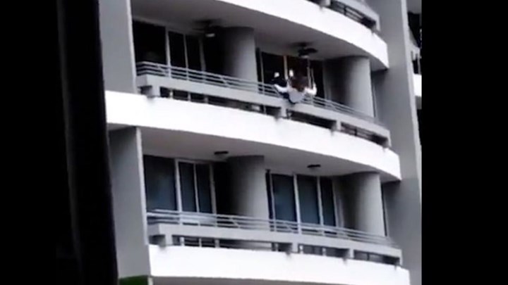 Βίντεο που σοκάρει – Γυναίκα έπεσε στο κενό από τον 27ο όροφο ενώ έβγαζε selfie