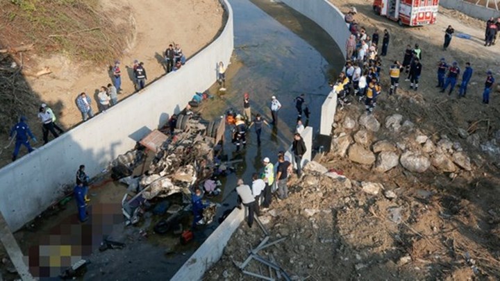 Τουλάχιστον 18 μετανάστες νεκροί από πτώση φορτηγού σε κανάλι στην Τουρκία – ΦΩΤΟ