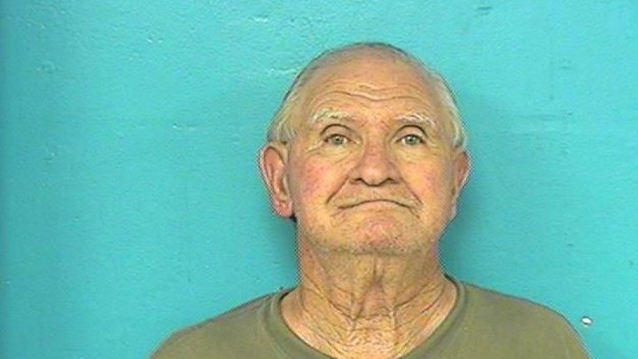 Επιτέθηκε με αλυσοπρίονο στον γιο του την ώρα που κούρευε το γκαζόν – BINTEO