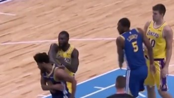 Έριξε γροθιά ο Στέφενσον σε αγώνα ΝΒΑ και οι ΛεΜπρόν, Κάρι, Γκριν ξεκαρδίζονται στα γέλια – ΒΙΝΤΕΟ