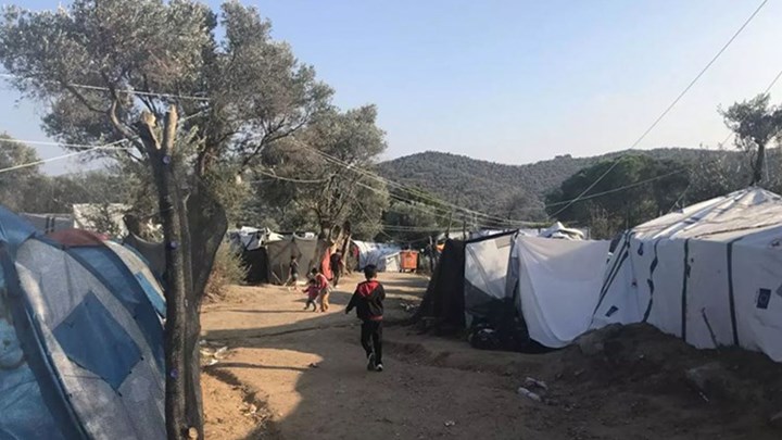 Newsweek: Υπό το φόβο ζουν οικογένειες στη Μόρια – Παιδιά πέφτουν θύματα σεξουαλικής κακοποίησης