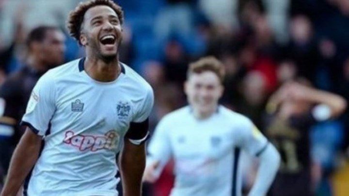 Συνέβη και αυτό – Παίκτης σκαρφάλωσε στην πλάτη διαιτητή για να πανηγυρίσει γκολ της ομάδας του