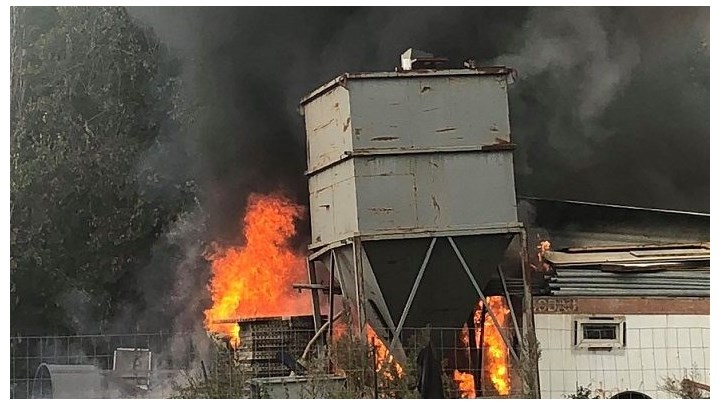 Φωτιά καίει αποθήκη στη Νεάπολη Αγρινίου – ΦΩΤΟ
