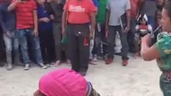 Σοκαριστικό βίντεο: Μητέρα μαστιγώνει την κόρη της επειδή έκλεψε