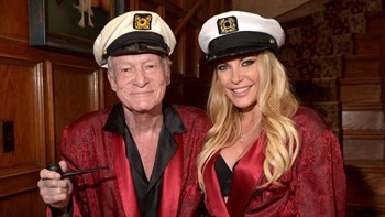 Στο σφυρί … οι μεταξωτές μαύρες πιτζάμες και η κατακόκκινη ρόμπα του ιδρυτή του Playboy