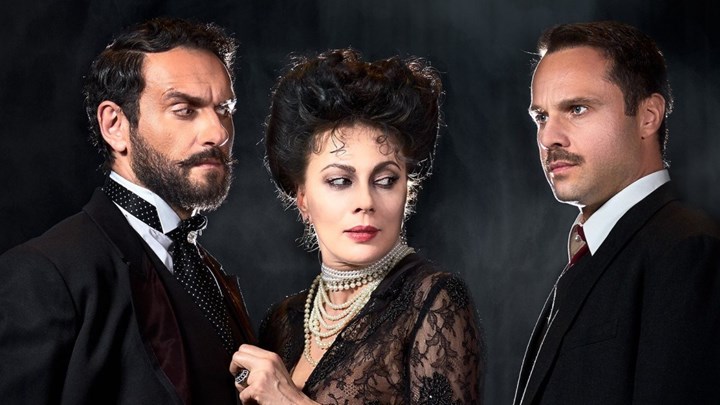 Συναρπάζουν οι «Μάγισσες της Σμύρνης»