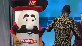 Πυγμάχος έσπασε το σαγόνι μασκότ σε τηλεοπτική εκπομπή – ΒΙΝΤΕΟ