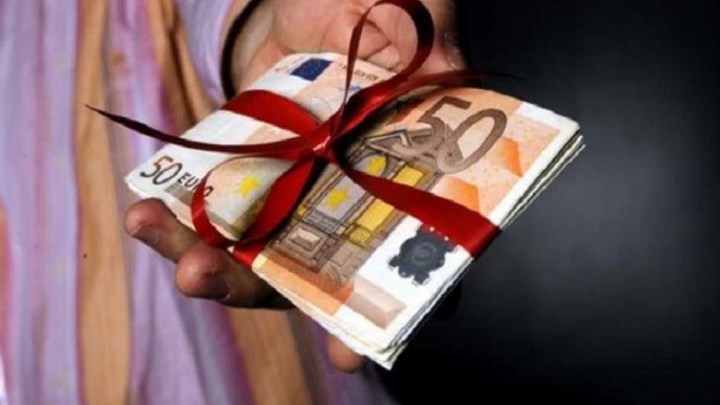 Πώς μπορούν να διεκδικήσουν την επιστροφή του 13ου και 14ου μισθού οι δημόσιοι υπάλληλοι