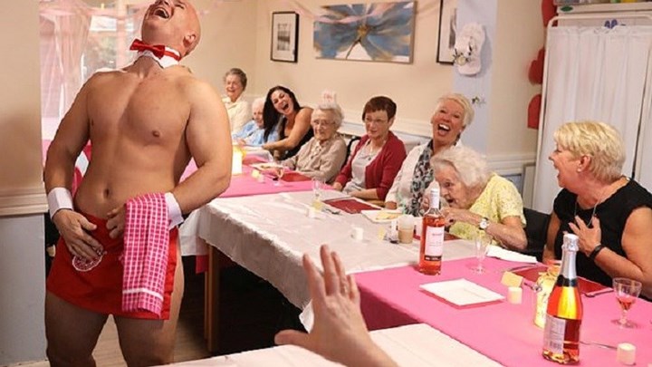 Γυμνοί μπάτλερ σερβίρουν ηλικιωμένες σε ένα δείπνο μόνο για γυναίκες – ΦΩΤΟ