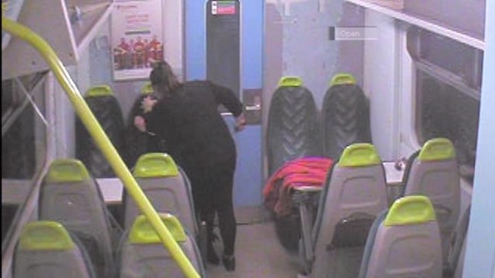 Μαχαίρωσε την φίλη της μέσα στο τρένο – Της φώναζε “κοιμήσου κοριτσάκι” – ΦΩΤΟ