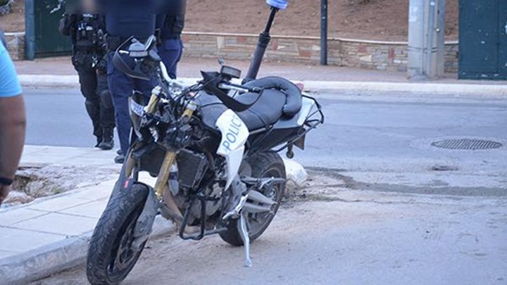 Τροχαίο με αστυνομικούς της ΔΙΑΣ- Οδηγός ταξί παραβίασε το STOP – ΦΩΤΟ